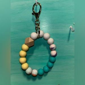 Silicone bead keychain with stretchy band.